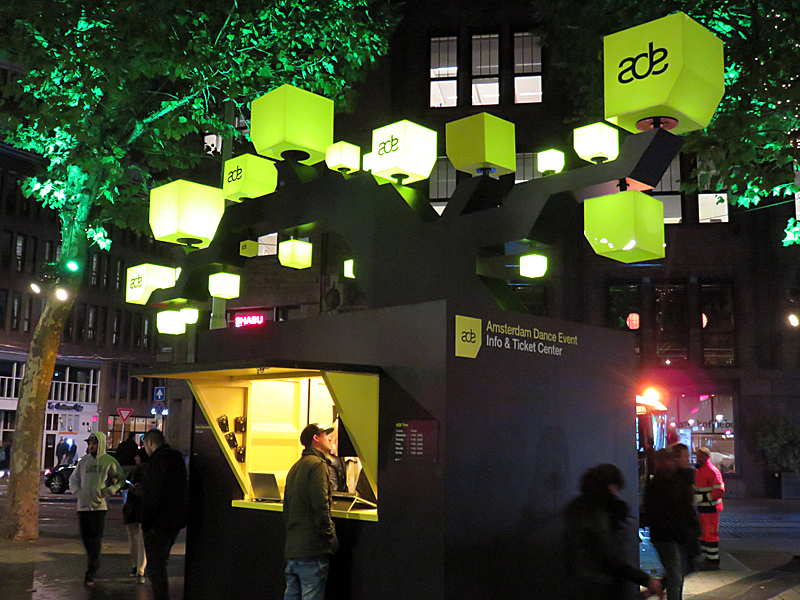 ADE-informatiekiosk op het Rembrandtplein in Amsterdam tijdens de editie van 2016, illustratief archiefbeeld.