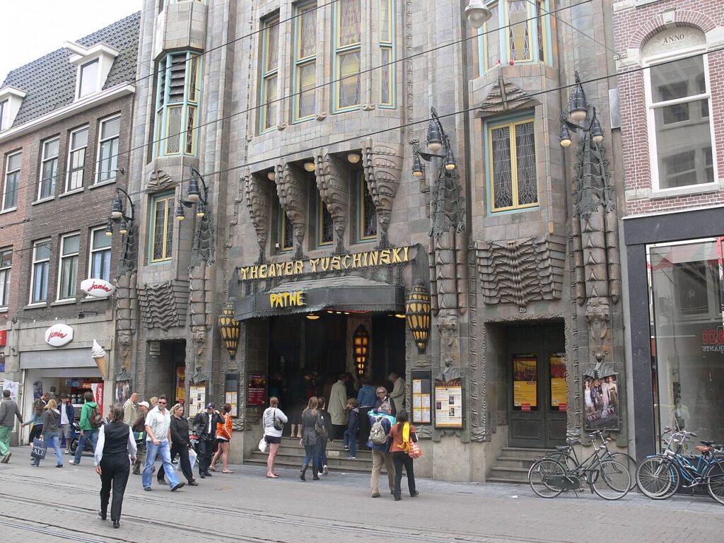 Gevel van het Tuschinski Theater in Amsterdam, illustratief archiefbeeld bij bioscoopnieuws.