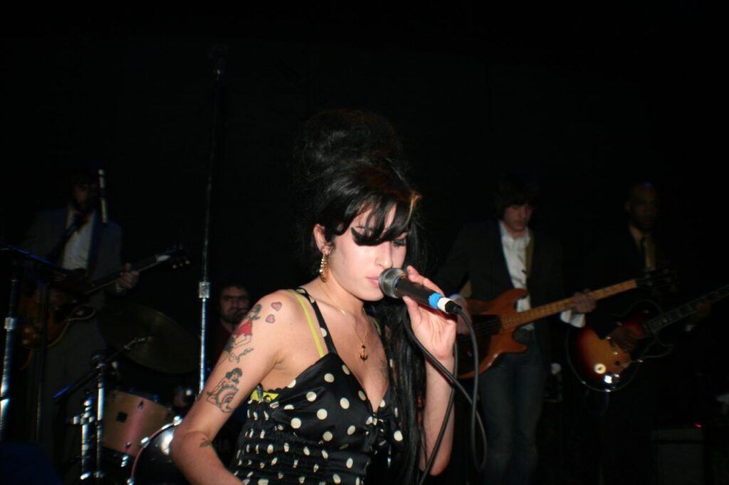 Amy Winehouse tijdens een optreden in de Bowery Ballroom in maart 2007, archiefbeeld.