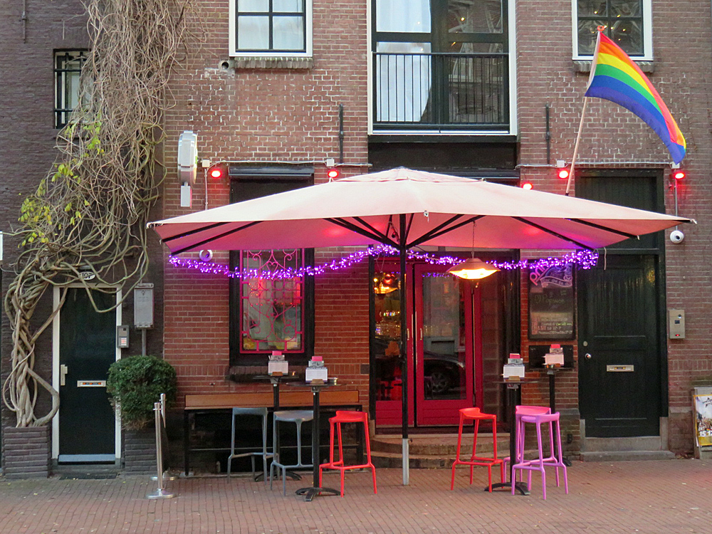 Gevel van bar PRIK aan de Spuistraat in Amsterdam, archiefbeeld uit december 2017.