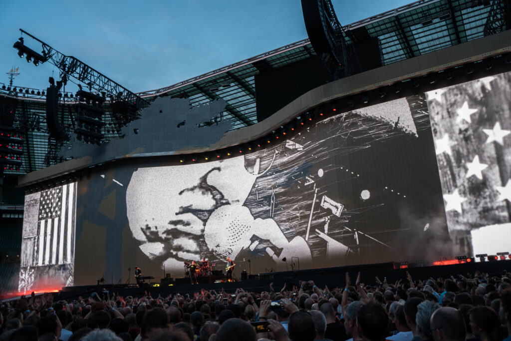 U2 op het podium tijdens de Joshua Tree Tour in Londen in 2017, archiefbeeld.